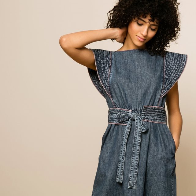Fun and trendy we love the statement sleeves! Elevate your love for denim with this gorgeous light dress that can transition from day to night.  