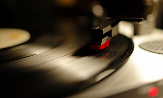 gramophone and music box in dubai